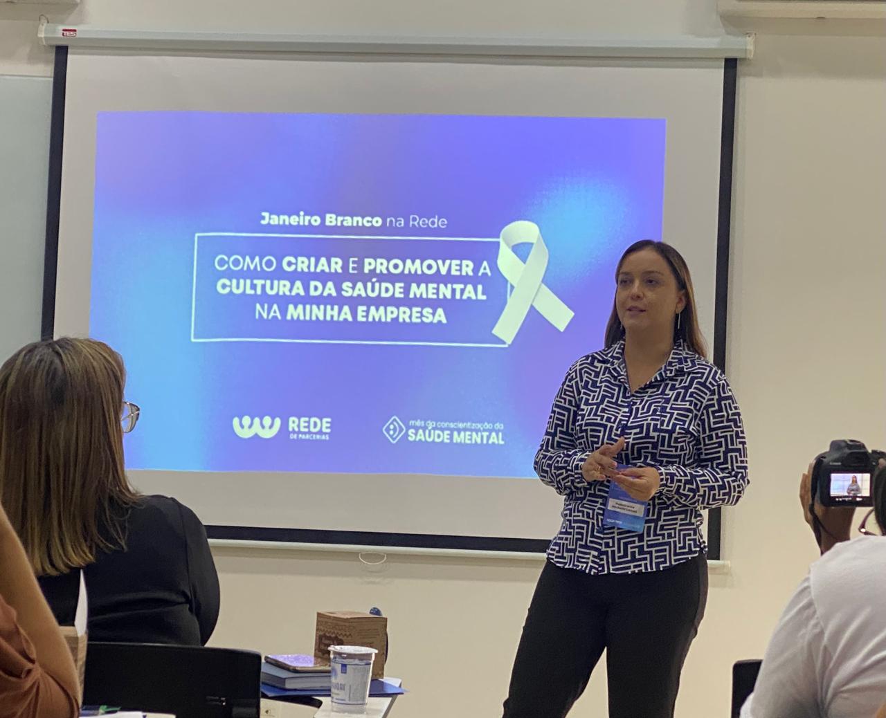 Michelle Lemes conduzindo uma conversa sobre saúde mental no trabalho