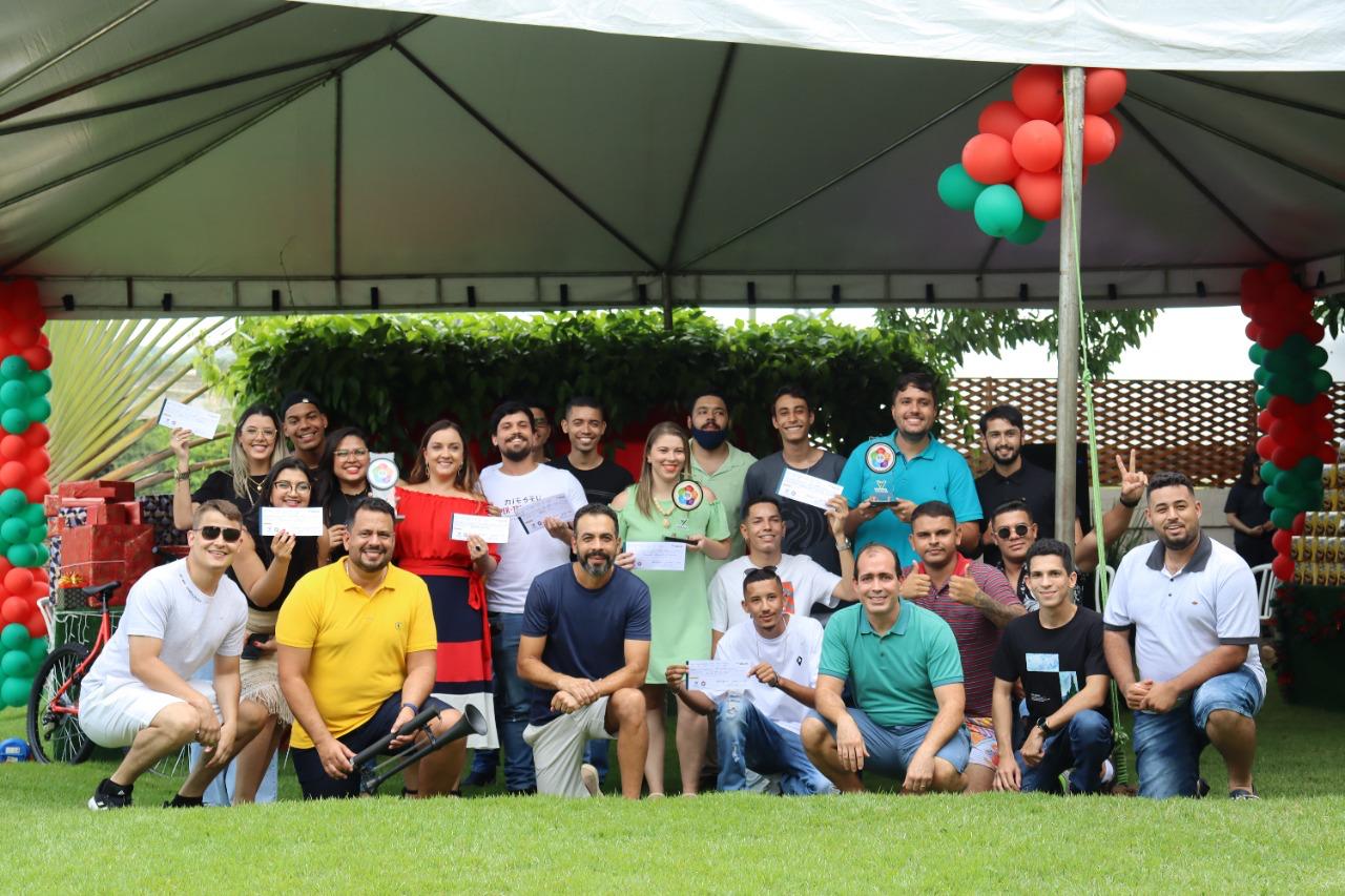 Michelle Lemes reunida com uma grande equipe ao ar livre