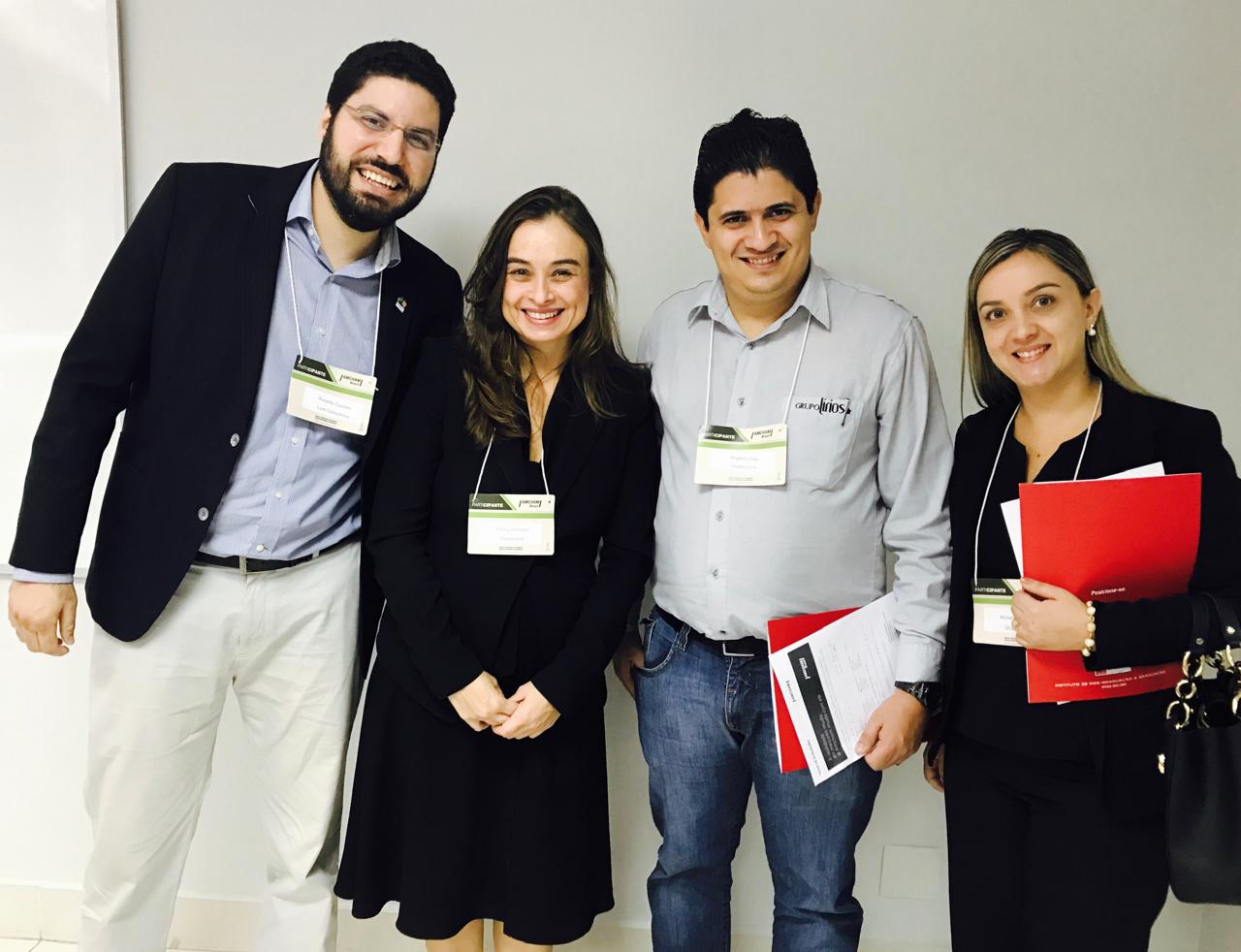 Michelle Lemes acompanhada por profissionais durante um evento