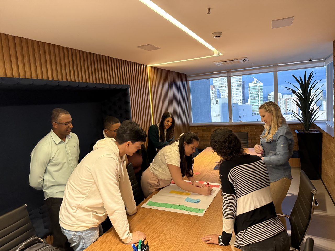 Equipe reunida em dinâmica de trabalho durante um encontro da Realize