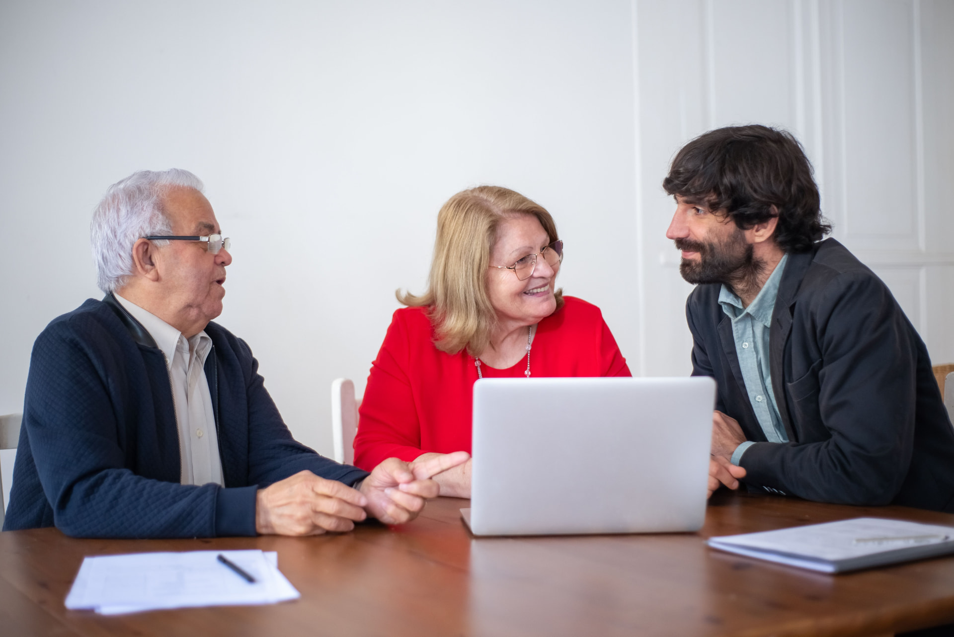 Fundador e sucessor conversando no ambiente da empresa familiar